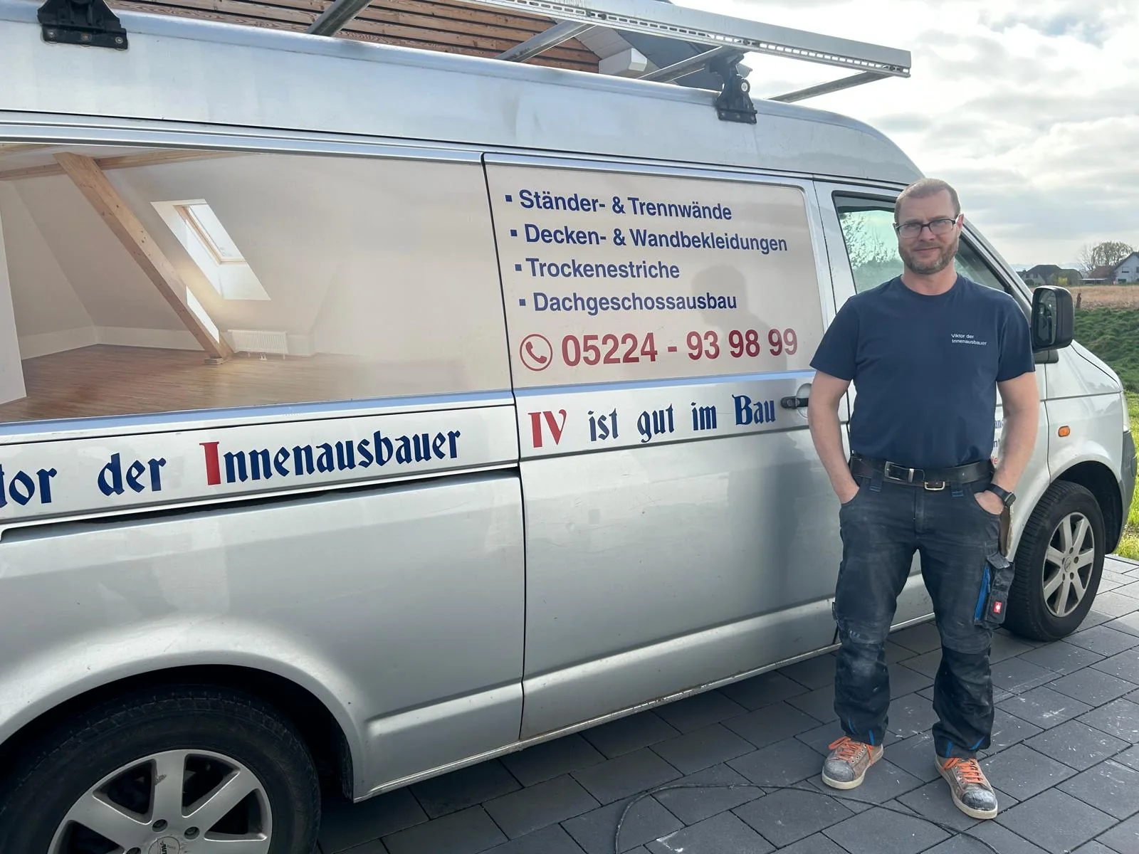Viktor Schander vor seinem Firmenwagen für Trockenbau und Innenausbau