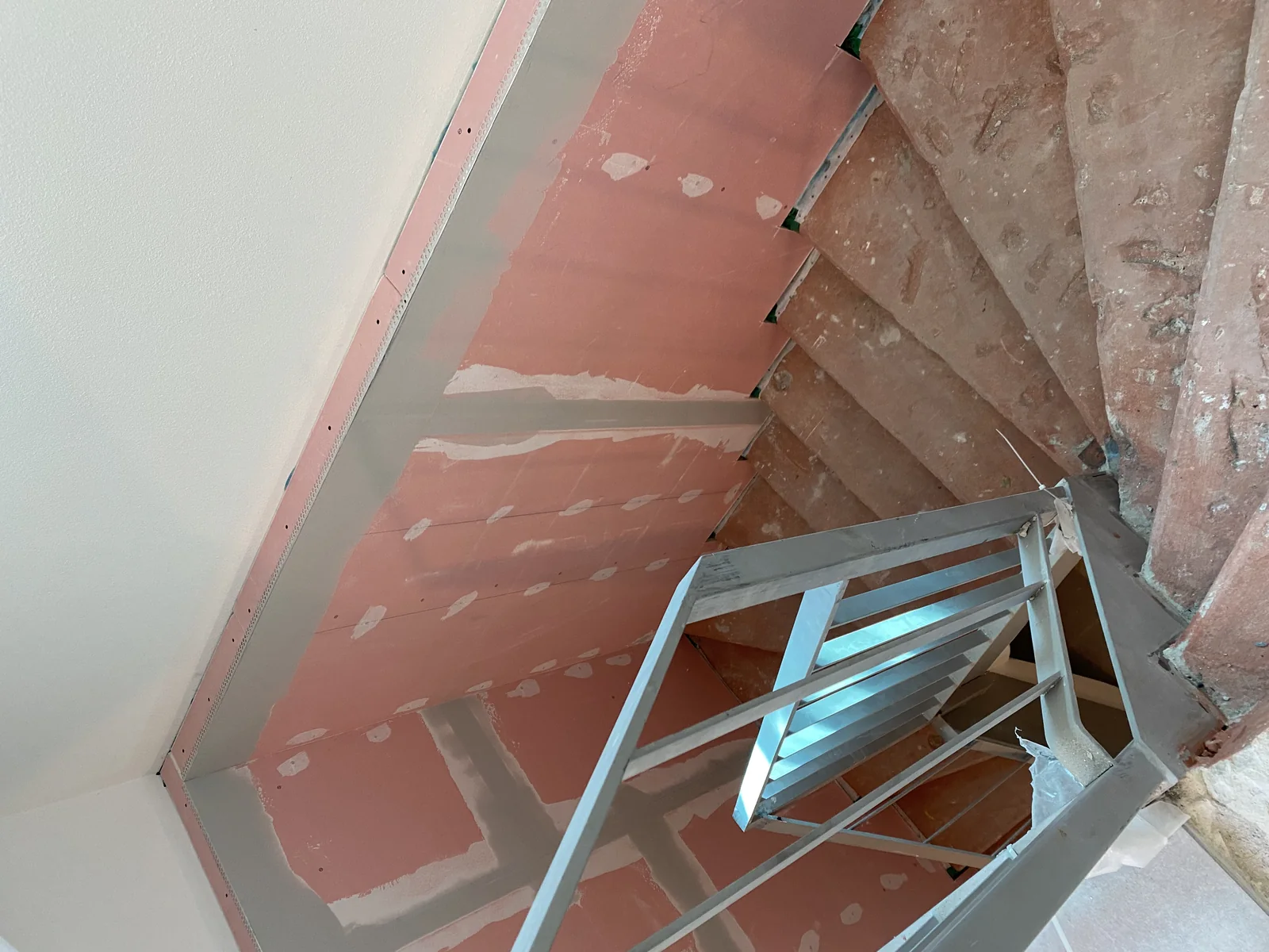 Wandverkleidung im Treppenhaus mit gespachtelten Plattenfugen