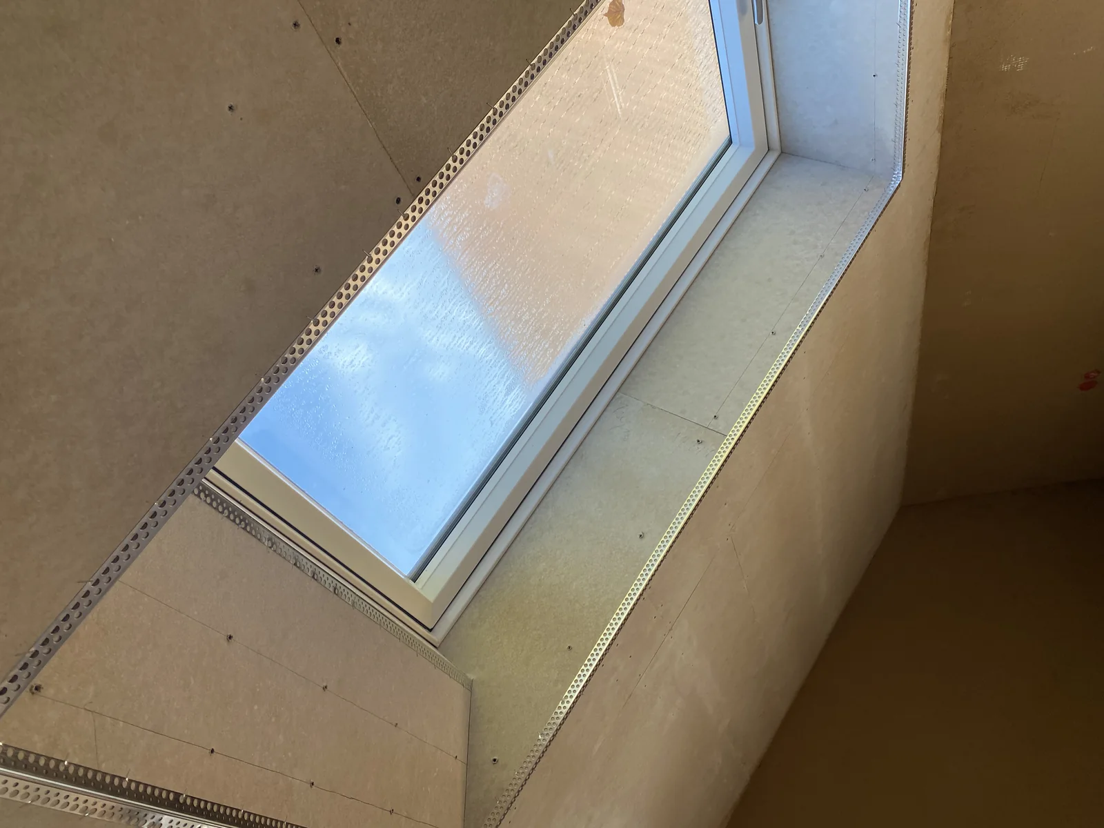 Dachfenster mit Trockenbauverkleidung in der Dachschräge